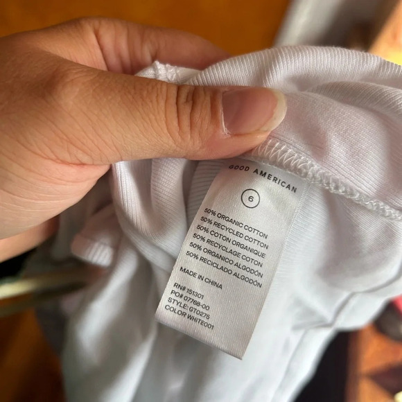 GOOD AMERICAN ASYMMETRIC OPEN BACK TEE - Picture 6 of 6